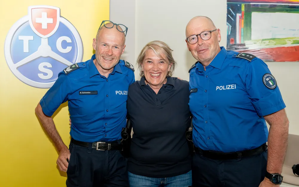 Die Leiterin der Kontaktstellen, Carla Marinello, im Gespräch mit zwei anwesenden Vertreter der Polizei.