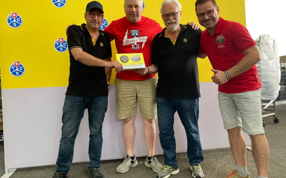 Les créateurs d'Old Wheels Stefan Mäder et Gérard Häfeli remettent un cadeau de jubilé à l'équipe dirigeante du TCS Peter Bohnenblust et Markus Jordi!