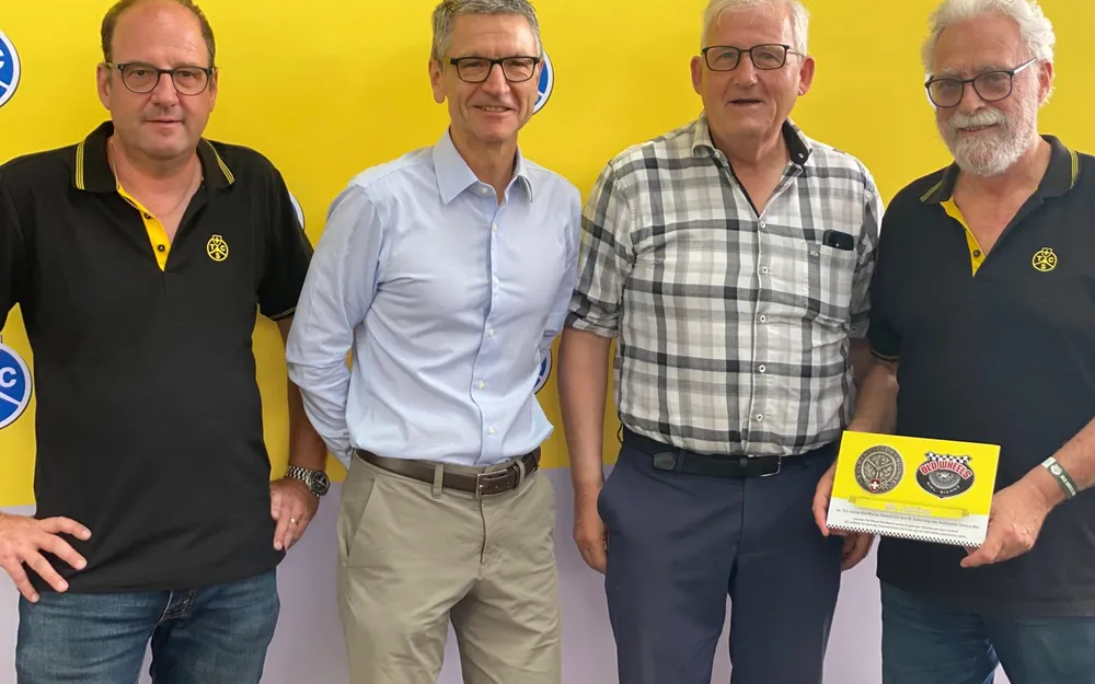 Le président central du TCS Peter Goetschi et l'ancien conseiller aux Etats Hans Stöckli félicitent la section TCS pour son centenaire jubilé.