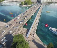 La section genevoise du TCS s'exprime sur la passerelle du Mont-Blanc