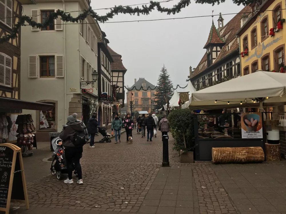 Arrivée à Obernai le 27 décembre 2024. On a profité de la pause chauffeur pour déguster les traditionnelles Flammekueche au marché de Noël d'Obernai.