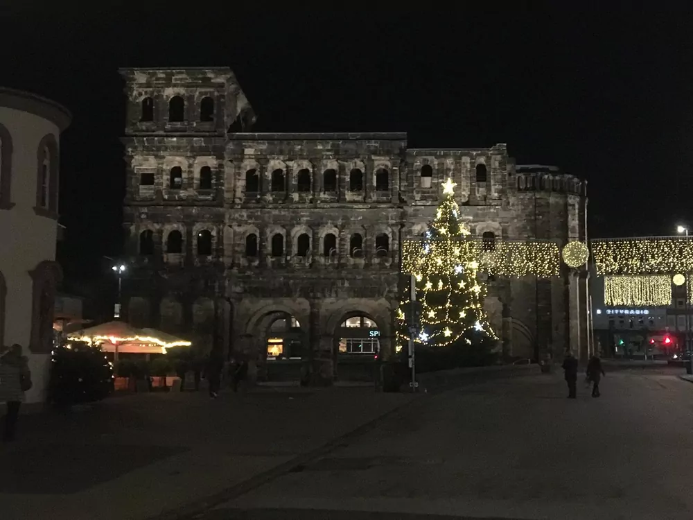 Nous avons passé la nuit à Trêve à l'hôtel Mercure en face de la Porte Nigra.  