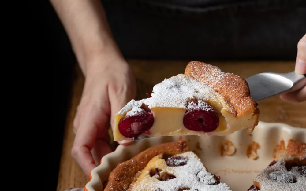 Famoso dolce contadino alle ciliegie, di solito non snocciolate e preferibilmente nere, coltivate da secoli nella regione. Si possono usare anche altri tipi di frutta ma, secondo i puristi, solo quello alle ciliegie può chiamarsi clafoutis, dall’occitano «clafotis» che significa riempire.