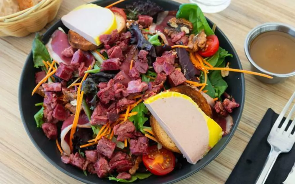 L’insalata del Périgord offre tutt’una tavolozza di sapori tipici: ventriglio o petto d’anatra affumicato, pancetta, noci e uova di quaglia distribuiti su un letto di lattuga. Spesso viene servita con il foie gras, fiore all’occhiello (ma controverso) dell’alta cucina francese.