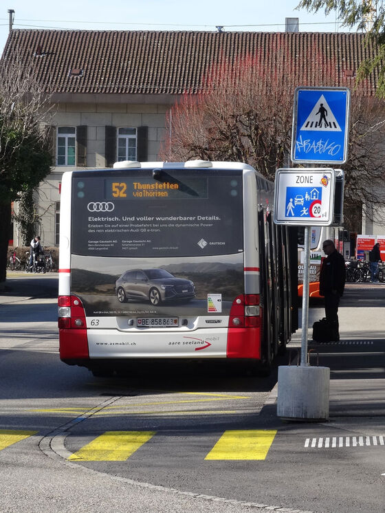 Provisorische Bushaltestelle an der Bahnhofstrasse während des Umbaus des Bahnhofs 
Herzogenbuchsee. 