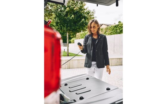 Elena Mombelli-Focaccia spiega l’utilizzo del lift posteriore elettrico del veicolo.