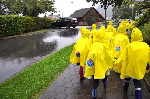 Mit leuchtenden Farben wird der dunkle Schulweg hell