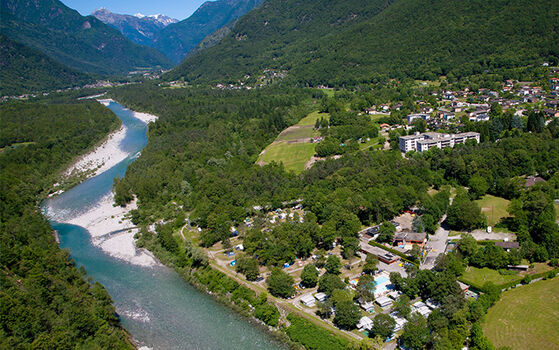 Flugaufnahme des TCS Camping Gordevio im Maggiatal