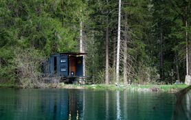 C'è una nuova sauna vicino al laghetto.
