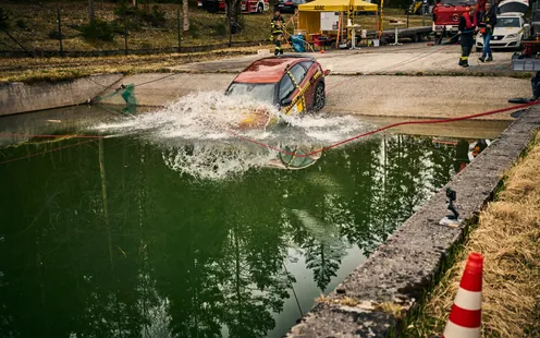Crash-Test Wasser: Wie rettet man sich aus einem sinkenden Auto? 