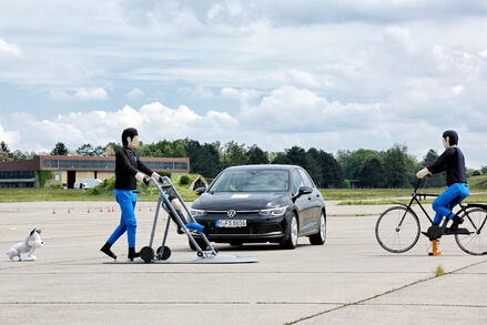 Test des Notbremsassistenten mit einem Kinderwagendummy.