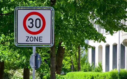 YouGov Umfrage: Zwei Drittel wollen Tempo 30 auf Quartierstrassen beschränken