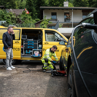 TCS-Patrouilleur repariert ein Auto auf der Strasse.