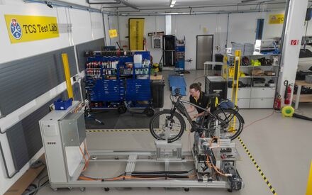 E-Bike auf Rollenprüfstand im Test Lab Ittigen 
