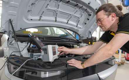 Ingenieur testet Bordelektronik im Test Lab Ittigen