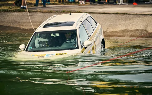 Was tun, wenn das Auto im Wasser landet?